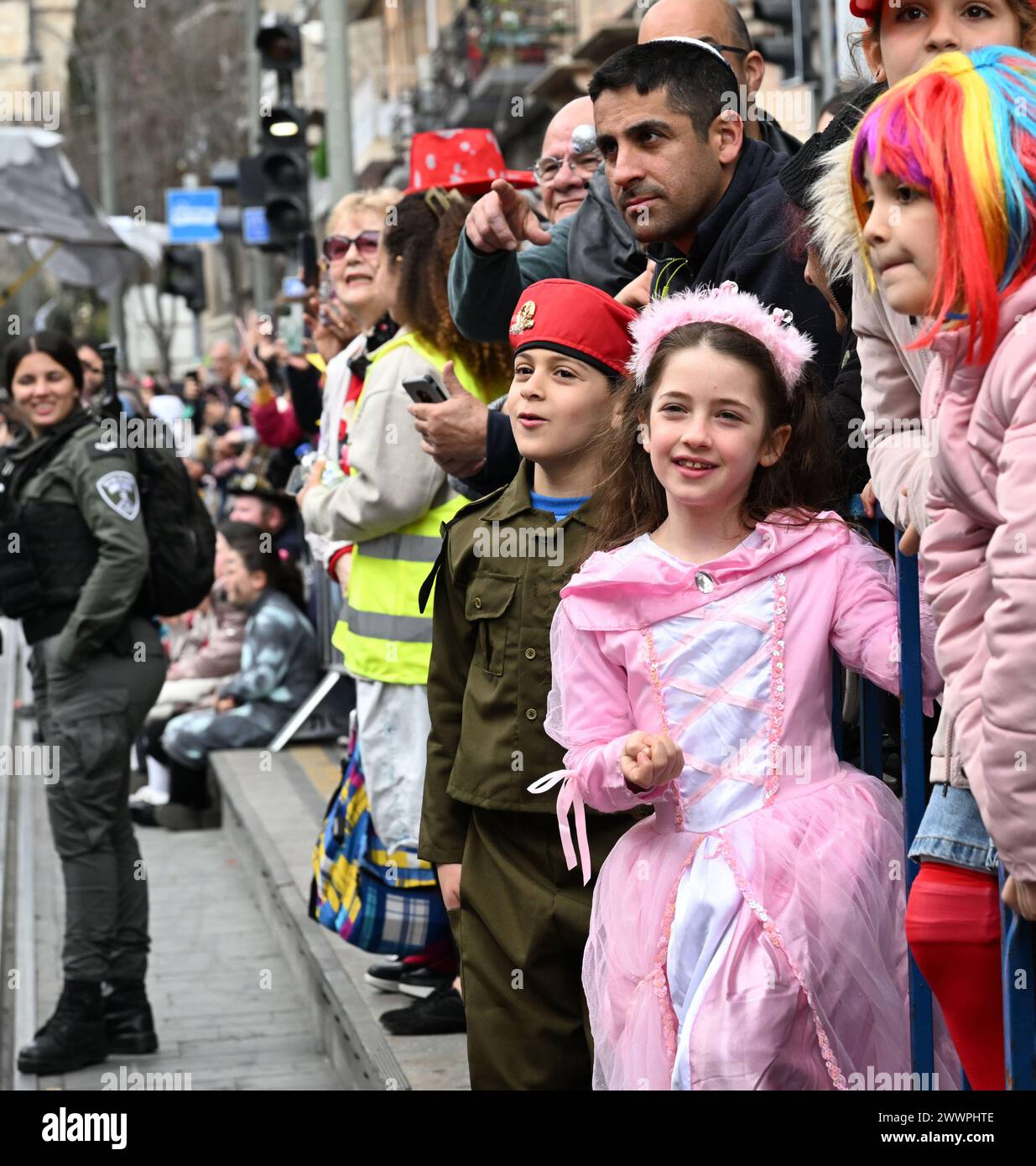 Gerusalemme, Israele. 25 marzo 2024. Le persone indossano costumi alla prima parata Purim a Gerusalemme dal 1982, 42 anni, lunedì 25 marzo 2024. Decine di migliaia di israeliani sono usciti per assistere alla parata durante la guerra israelo-Hamas in corso, mentre 134 ostaggi sono ancora detenuti da Hamas a Gaza. Purim celebra la liberazione degli ebrei da un complotto per sterminarli nell'antico persiano 2,5000 anni fa. Foto di Debbie Hill/ credito: UPI/Alamy Live News Foto Stock