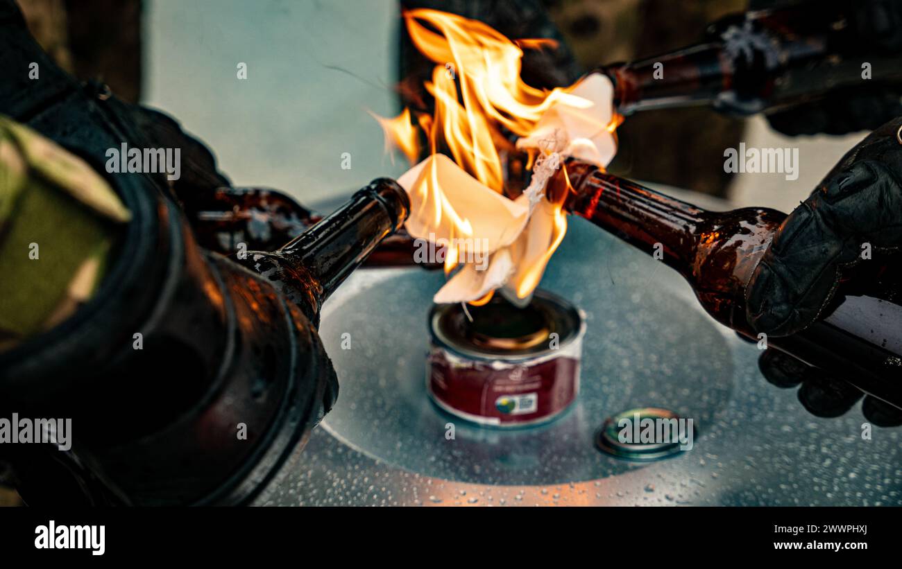 I soldati statunitensi assegnati al 48th Infantry Brigade Combat Team (IBCT), Georgia Army National Guard (GA NG), conducono addestramento alla "fobia di fuoco" durante le forze del Kosovo 33 (KFOR 33) Mission Rehearsal Exercise (MRE) nell'Hohenfels Training area, Germania, 2 febbraio 2024. KFOR 33 MRE è un evento di formazione multinazionale condotto per preparare il 48° IBCT (GA NG) per il loro dispiegamento al comando regionale del Kosovo Est. Esercito Foto Stock