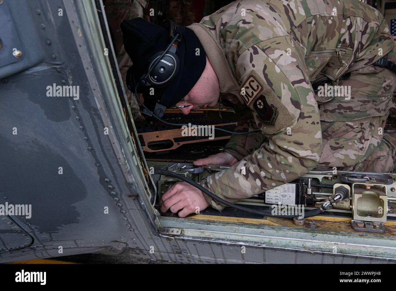 Un Airman della U.S. Air Force assegnato al 27th Special Operations Wing installa un binario di contenimento verticale su un MC-130J Commando II durante l'Arctic Edge 24 ad Anchorage, Alaska, 27 febbraio 2024. L'AE24 è un esercizio di difesa annuale per il Northern Command degli Stati Uniti che sottolinea le operazioni della Joint Force in un clima estremamente freddo e in un ambiente ad alta latitudine ed è progettato per dimostrare una difesa a livelli integrati a livello globale nell'Artico. Aeronautica militare Foto Stock