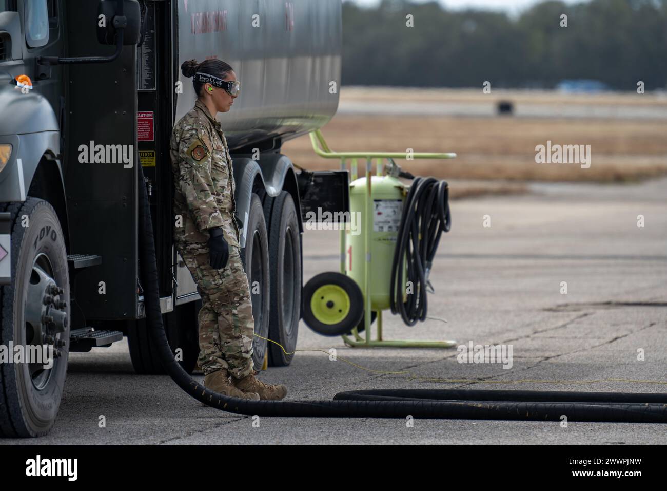 Michelle Medina, 1st Special Operations Logistics Readiness Squadron Fuels Mobile Distribution Supervisor, monitora un test di rifornimento a caldo presso Hurlburt Field, Florida, 9 febbraio 2024. Questo è il primo test di rifornimento di gas caldo del Dipartimento della difesa sul nuovo MH-139A, che sta sostituendo l'elicottero UH-1N Huey: Un rifornimento a caldo implica il rifornimento di un aereo con i motori ancora in funzione, riducendo i tempi di risposta e mantenendo gli aeromobili pronti a completare qualsiasi missione, ovunque Air Force Foto Stock