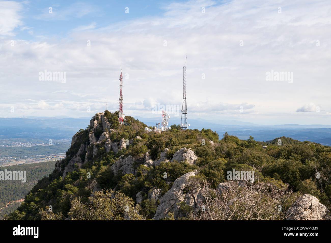 Tralicci di antenne per telecomunicazioni sulla montagna di Loube, la Roquebrussanne, Dipartimento del Var, Francia meridionale Foto Stock