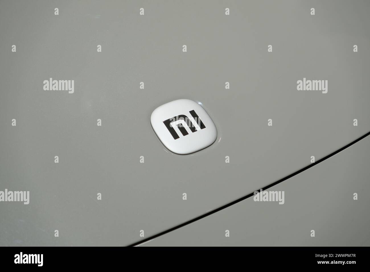 Shanghai, Cina - 25 marzo 2024: Logo Xiaomi auto elettriche Foto Stock