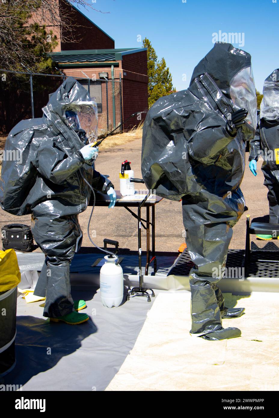 Staff Sgt. Yolanda Duran, 64th Civil Support Team, New Mexico National Guard decontaminates staff Sgt. Peter Zuniga, 91st Civil Suppor Team, Arizona National Guard durante uno scenario di addestramento Joint Hazard Assessment Team a Show Low, Arizona il febbraio 29 questo JHAT ha permesso ai guardiani del 91st CST di addestrarsi con il 64th CST, la Guardia Nazionale del New Mexico, vigili del fuoco e medici del Mesa Timber Fire and Medical District e Pinetop Fire District, e funzionari dell'informazione pubblica del Dipartimento di Gestione e preparazione delle emergenze della contea Navajo per essere pronti ad affrontare qualsiasi sostanza chimica, bi Foto Stock