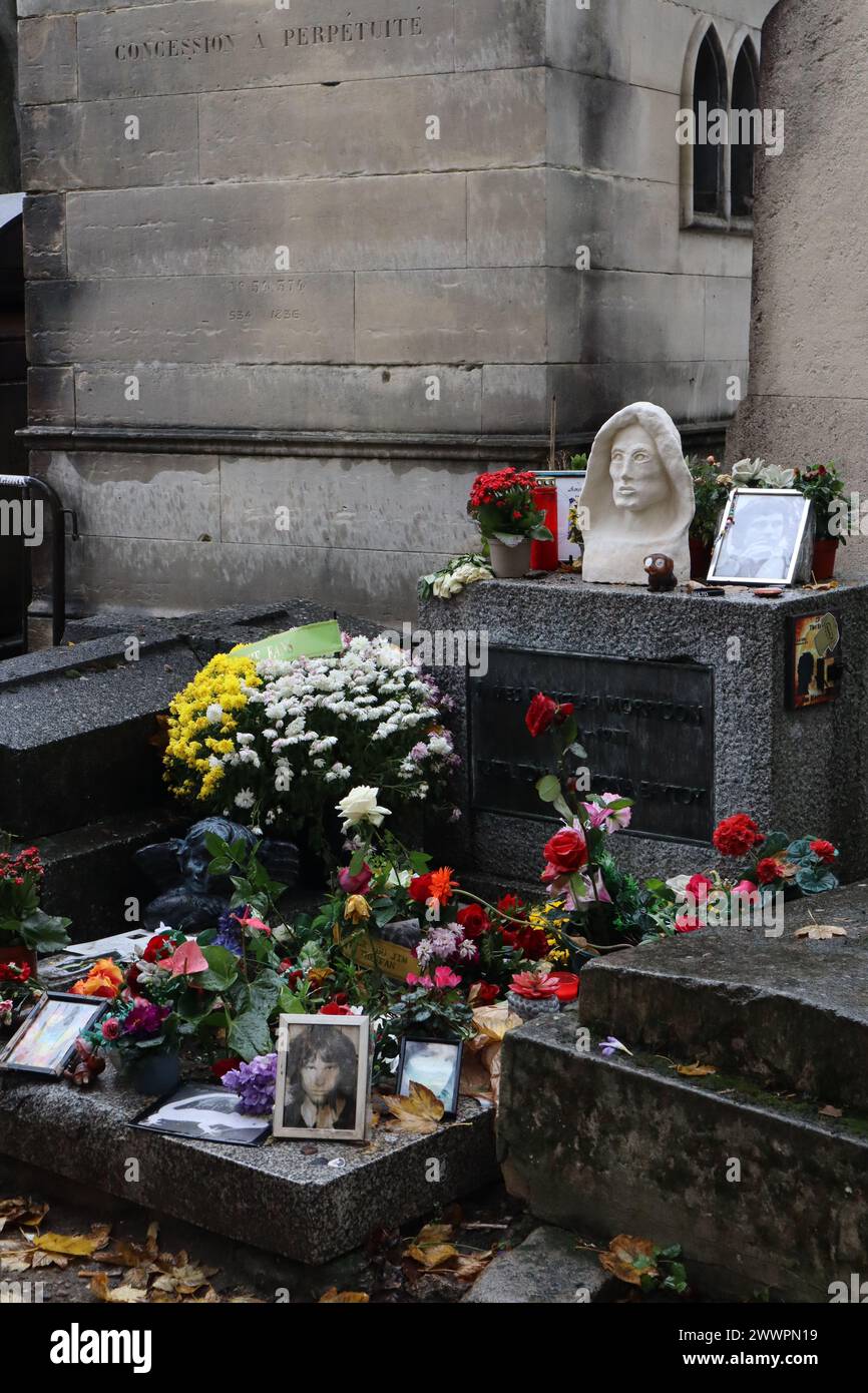 Tomba/tomba di Jim Morrison, cantante principale delle porte a Parigi, Francia, cimitero di Père-Lachaise Foto Stock