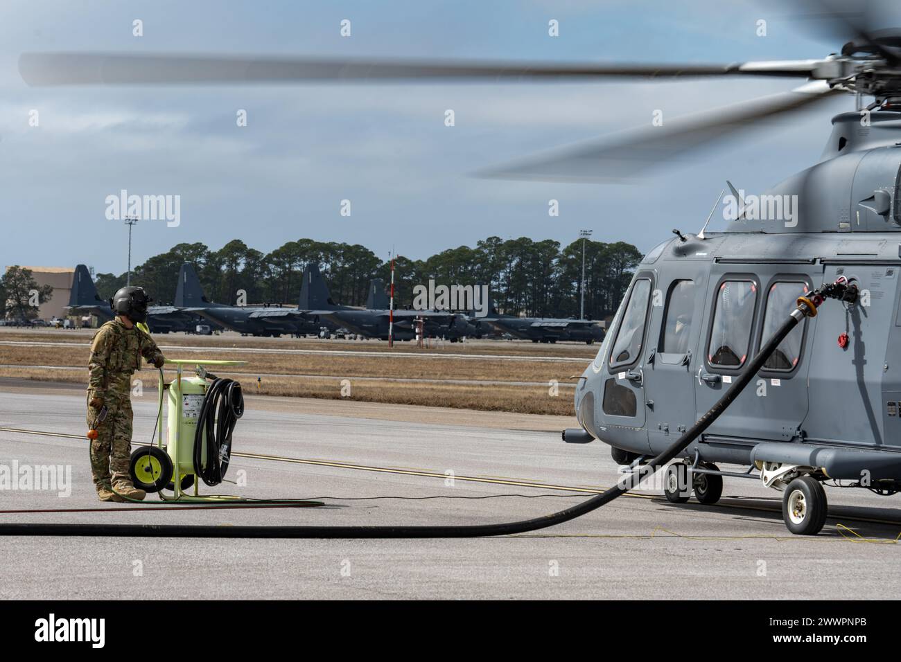 U.S. Air Force Tech. Il sergente David Rasmussen, Global Strike Command MH-139A Grey Wolf, ingegnere di volo del programma di test per elicotteri, monitora un test di rifornimento a caldo presso Hurlburt Field, Florida, 9 febbraio 2024. Questo è il primo test di rifornimento di gas caldo del Dipartimento della difesa sul nuovo MH-139A, che sta sostituendo l'elicottero UH-1N Huey: Un rifornimento a caldo implica il rifornimento di un aereo con i motori ancora in funzione, riducendo i tempi di risposta e mantenendo gli aeromobili pronti a completare qualsiasi missione, ovunque Air Force Foto Stock