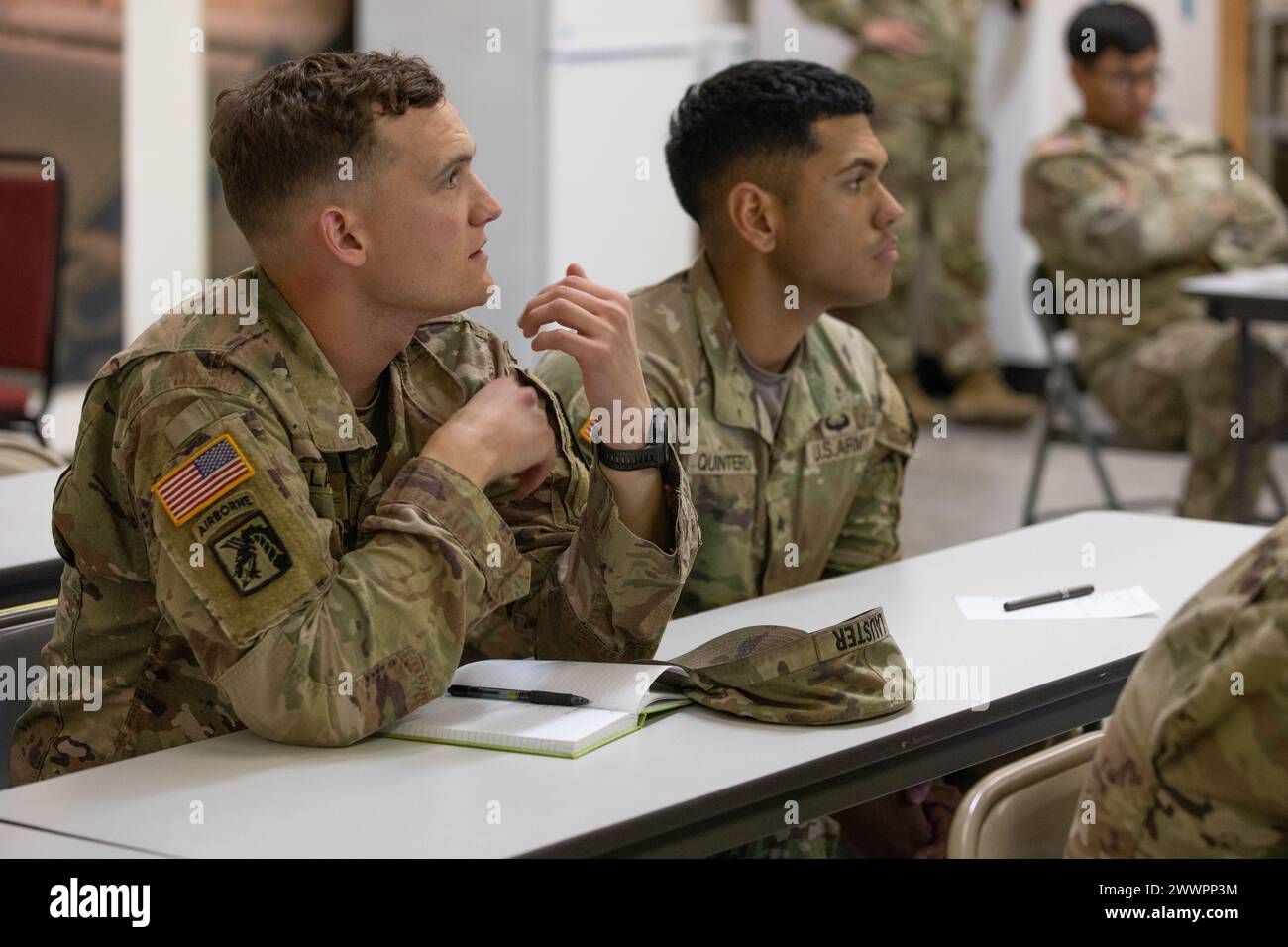 Il sergente dell'esercito statunitense Connor Lauster, a sinistra, e il sergente Zurigo Quintero, a destra, assegnato alla 1st Cavalry Division, frequentano un corso di medicina durante la loro formazione presso il Medical Simulation Training Center di Fort Cavazos, Texas, 22 febbraio 2024. Durante questa lezione, i medici di combattimento impareranno a conoscere le trasfusioni di sangue preospedaliere, la gestione delle ferite da ustione e molto altro ancora in preparazione al concorso Best Medic. Esercito Foto Stock