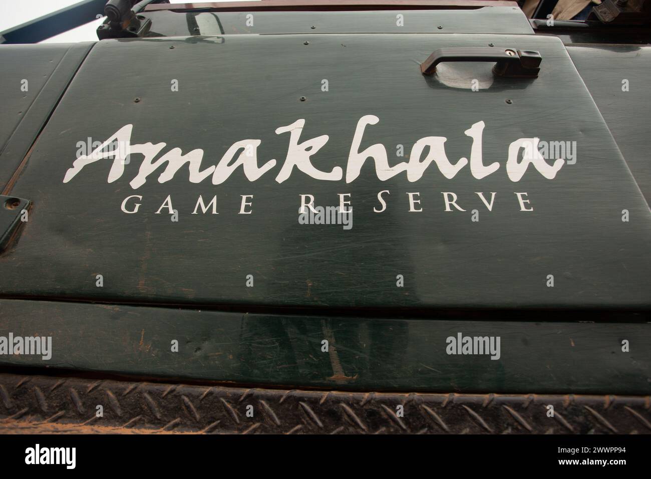 La porta passeggeri verde di un Landrover Defender personalizzato con il nome di Amakhala Game Reserve scritto in testo bianco utilizzato per i game drive in Sud Africa Foto Stock