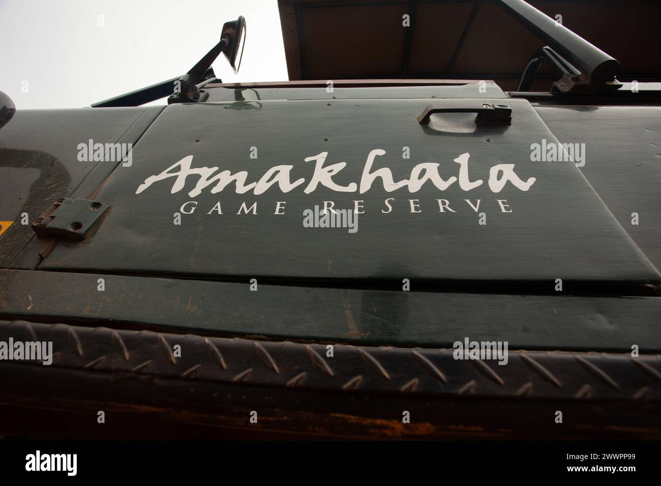 La porta passeggeri verde di un Landrover Defender personalizzato con il nome di Amakhala Game Reserve scritto in testo bianco utilizzato per i game drive in Sud Africa Foto Stock