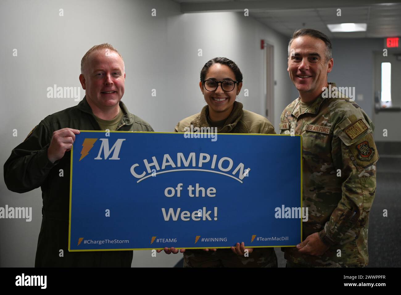 I membri del team di comando del 6th Air Refueling Wing assegnarono il premio U.S. Air Force Airman Jaileen Beasley, 6th Contracting Squadron, il premio Champ of the Week alla MacDill Air Force base, Florida, 13 febbraio 2024. Beasley si assicurò $ 25.000 nello spazio della sala conferenze per la Conferenza congiunta del Cyber Chief regionale entro giorni dalla ricezione del requisito. Ha anche acquisito 50 licenze aggiuntive su un sistema che consente a scienziati dei dati e analisti di sviluppare l'elaborazione del linguaggio naturale e ha utilizzato un nuovo metodo che ha risparmiato $ 20.000. Aeronautica militare Foto Stock