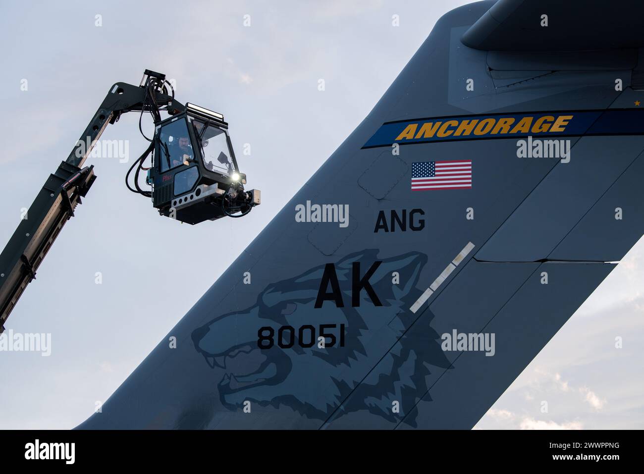 U.S. Air National Guard Tech. Il Sgt. Blassi Shoogukwruk, un supervisore dello sghiacciamento aereo con il 176th Maintenance Operations Flight, gestisce il cestino di un camion deicante GL-1800 presso Joint base Elmendorf-Richardson 13 febbraio 2024. Durante i duri mesi invernali dell'Alaska, la missione della sezione di sghiacciamento del 3rd Maintenance Squadron è quella di mettere in sicurezza gli aerei nel cielo. Aeronautica militare Foto Stock