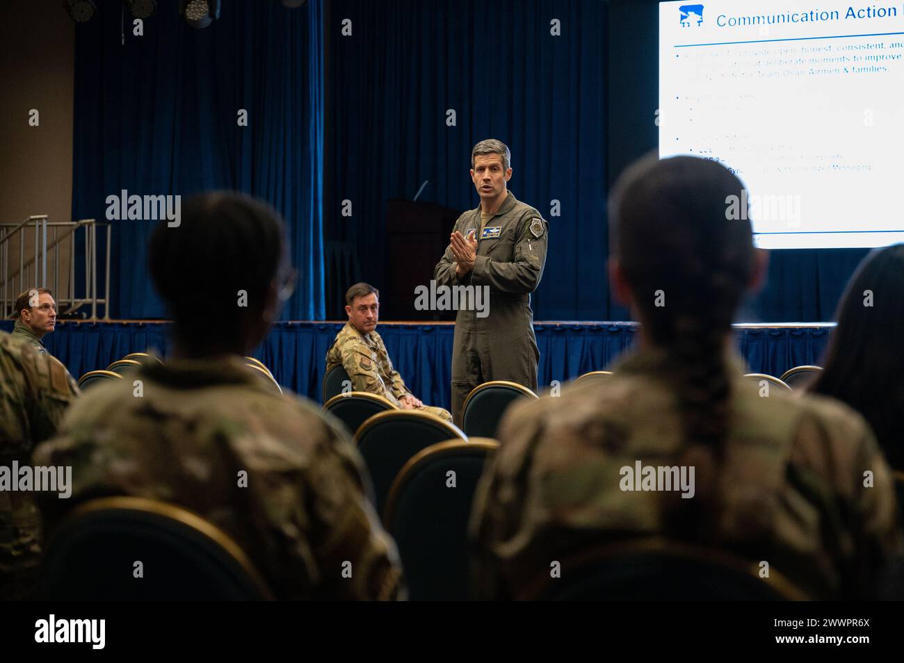 Il colonnello William McKibban, comandante del 51st Fighter Wing, illustra il nuovo 51st FW Communication Action Plan durante un municipio presso Osan Air base, Repubblica di Corea, 15 febbraio 2024. Il piano d'azione per la comunicazione è concepito per migliorare il flusso di informazioni e il sostegno agli aviatori e alle loro famiglie presso Osan AB. Aeronautica militare Foto Stock