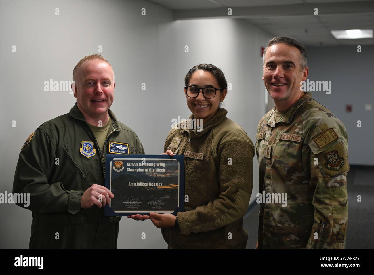 I membri del team di comando del 6th Air Refueling Wing assegnarono il premio U.S. Air Force Airman Jaileen Beasley, 6th Contracting Squadron, il premio Champ of the Week alla MacDill Air Force base, Florida, 13 febbraio 2024. Beasley si assicurò $ 25.000 nello spazio della sala conferenze per la Conferenza congiunta del Cyber Chief regionale entro giorni dalla ricezione del requisito. Ha anche acquisito 50 licenze aggiuntive su un sistema che consente a scienziati dei dati e analisti di sviluppare l'elaborazione del linguaggio naturale e ha utilizzato un nuovo metodo che ha risparmiato $ 20.000. Aeronautica militare Foto Stock