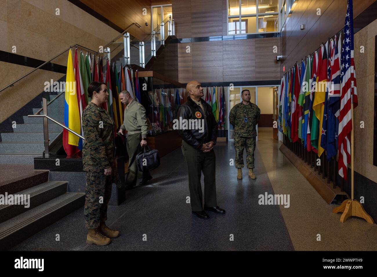 U.S. Marine Corps tenente generale Brian W. Cavanaugh, comandante generale, Fleet Marine Force, Atlantic, Marine Forces Command, il Marine Forces Northern Command esamina i cimeli durante una visita di comando del Marine Corps Embassy Security Group (MCSEG) presso la Marine Corps base Quantico il 15 febbraio 2024. La missione del MCSEG è quella di proteggere il personale della missione e prevenire la compromissione delle informazioni e delle attrezzature in materia di sicurezza nazionale presso le strutture diplomatiche e consolari designate. Corpo dei Marine Foto Stock U.S. Marine Corps tenente generale Brian W. Cavanaugh, comandante generale, Fleet Marine Force, Atlantic, Marine Forces Command, il Marine Forces Northern Command esamina i cimeli durante una visita di comando del Marine Corps Embassy Security Group (MCSEG) presso la Marine Corps base Quantico il 15 febbraio 2024. La missione del MCSEG è quella di proteggere il personale della missione e prevenire la compromissione delle informazioni e delle attrezzature in materia di sicurezza nazionale presso le strutture diplomatiche e consolari designate. Corpo dei Marine Foto Stock