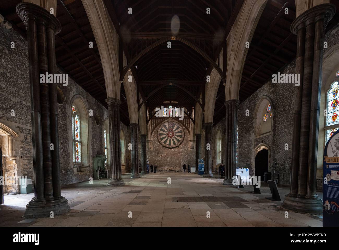 La grande sala del XIII secolo a Winchester, in Inghilterra, con la sua tavola rotonda montata su una parete. Marzo 2024. Foto Stock