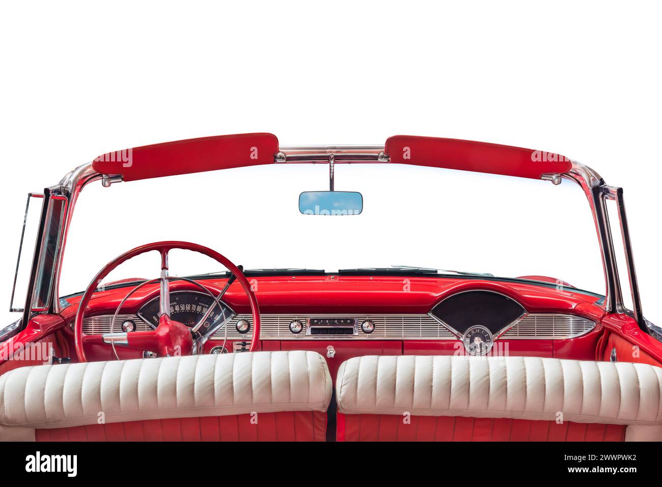 Vista del conducente di una cabriolet americana degli anni cinquanta isolata su uno sfondo bianco Foto Stock