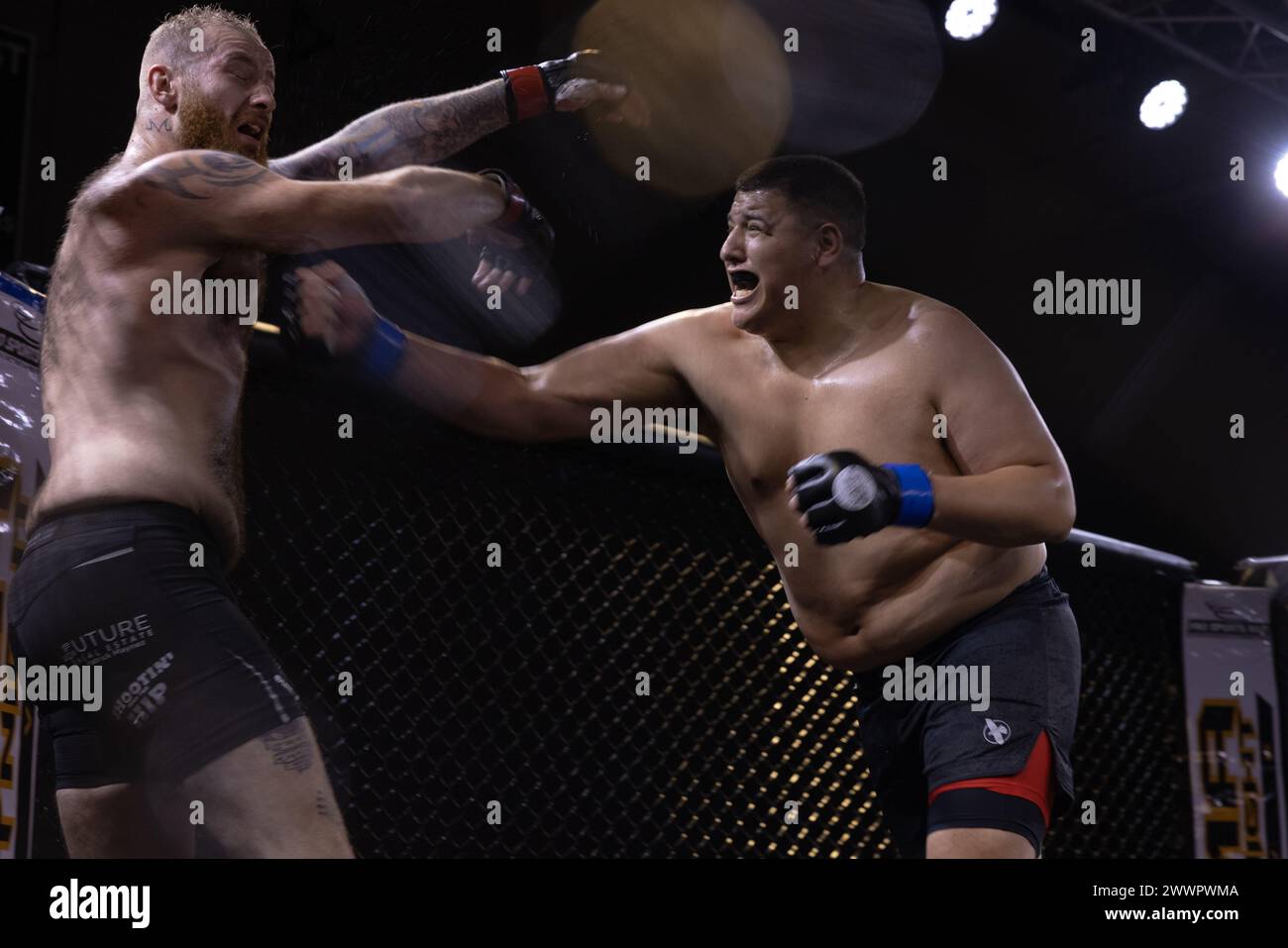 Antonio Rosales con APEX MMA, e Dylan Mathews con OTERO Combat Sports, entrambi combattenti dilettanti, partecipano alla MMA Fight Night, classe di peso 280 kg, alla Marine Corps Air Station di Yuma, Arizona, 2 febbraio 2023.questo evento è stato coordinato dai Marine Corps Community Services al fine di promuovere la coesione di base, aumentare il morale e fornire intrattenimento. Corpo dei Marine Foto Stock