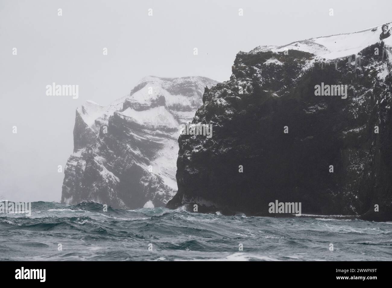 Antartide, Oceano meridionale, Isole Balleny. Vista costiera dell'isola Sabrina. La nuova Zelanda rivendicava le isole come parte della dipendenza di Ross. Foto Stock