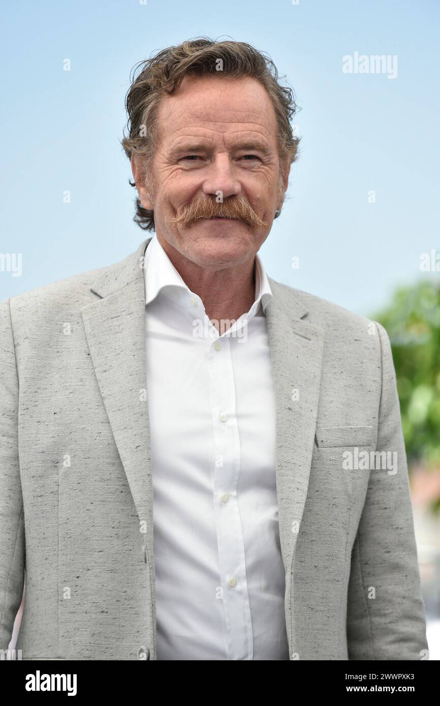 L'attore Bryan Cranston posa durante la chiamata fotografica del film "Asteroid City" in occasione del Festival di Cannes il 24 maggio 2023 Foto Stock