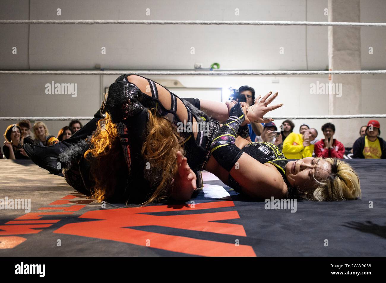 Uno show di wrestling professionistico, March Madness, organizzato da RCW. Foto Stock