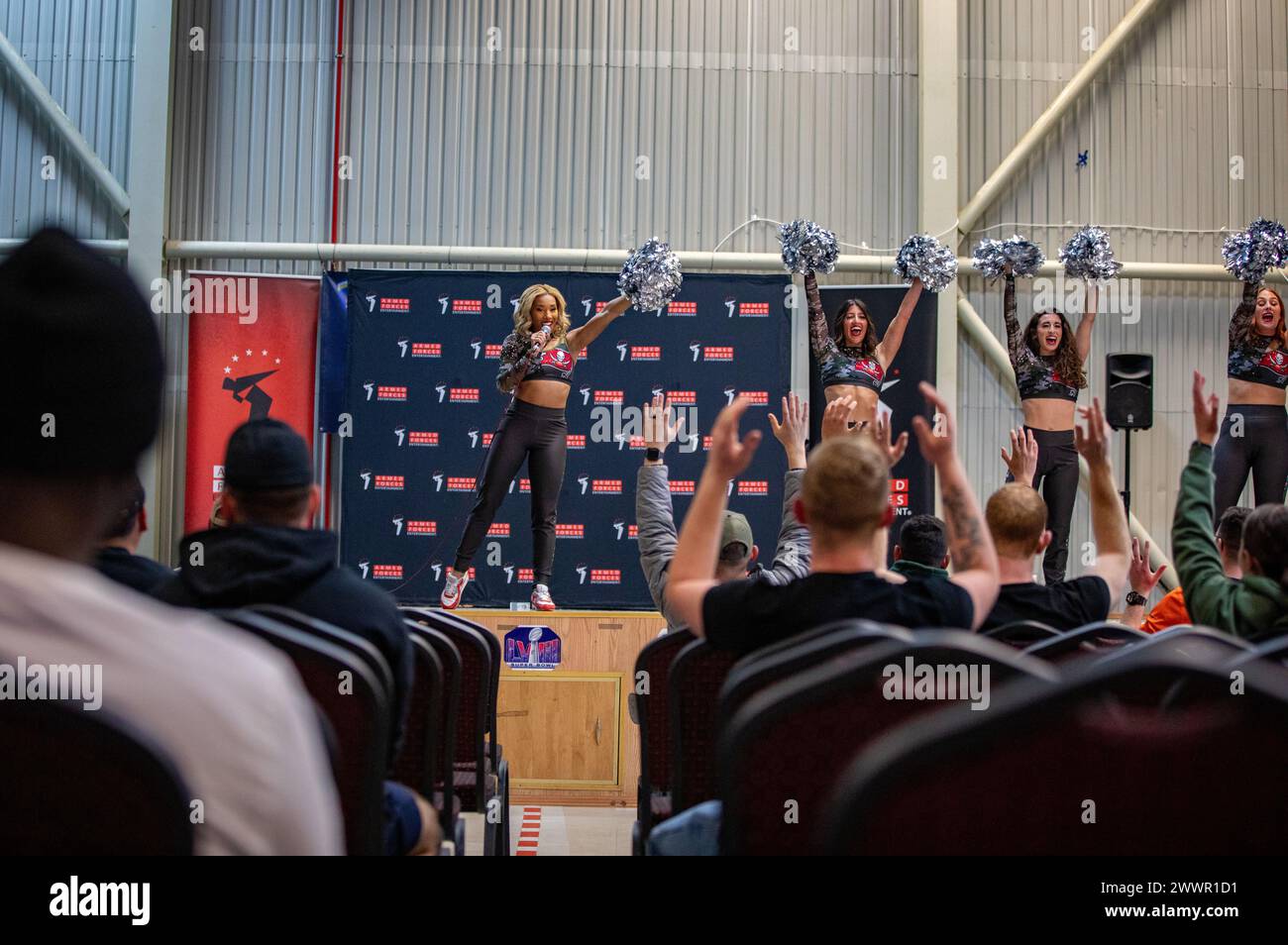 I Tampa Bay Buccaneers Cheerleaders si esibiscono per i soldati alla base aerea Mihail Kogalniceanu, Romania, 9 febbraio 2024, durante un evento di benessere morale e ricreazione. Buccaneers Cheerleaders ha visitato le truppe come parte del loro tour di intrattenimento delle forze Armate per ringraziare gli uomini e le donne in uniforme e le loro famiglie per quello che fanno ogni giorno per la nostra nazione. Esercito Foto Stock