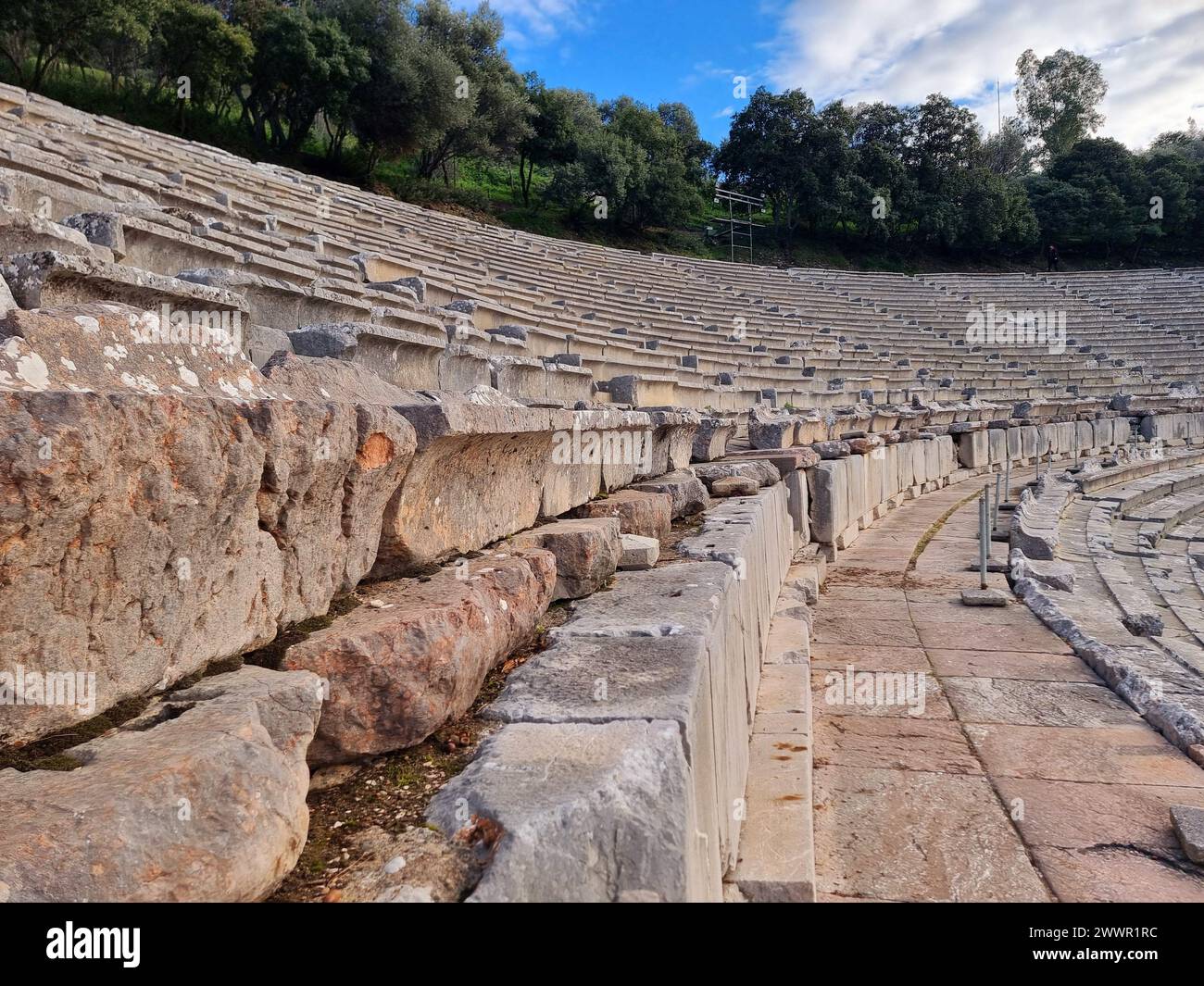 L'Odeon di Erode Attico è una struttura teatrale romana in pietra situata sul versante sud-ovest dell'Acropoli di Atene. L'edificio è stato completato nel 161 d.C. e poi rinnovato nel 1950. Grecia. Foto Stock