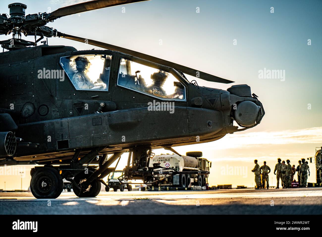 I paracadutisti assegnati alla 82nd Airborne Division Combat Aviation Brigade, 82nd Airborne Division conducono operazioni Forward Arming and Refueling Point (FARP) il 21 febbraio 2024. FARP fornisce il combustibile e l'ordigno necessari per le operazioni ad ala fissa. Esercito Foto Stock