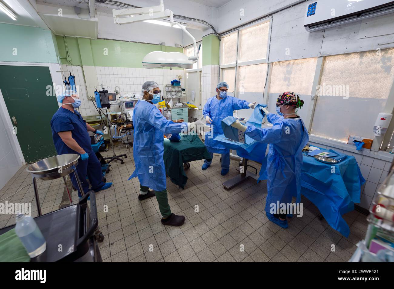 Un team chirurgico composto da riservisti dell'aeronautica statunitense del 349th Medical Squadron si prepara per la chirurgia insieme a un medico del Suriname presso l'ospedale accademico di Paramaribo durante la missione del Lesser Antilles Medical Assistance Team in Suriname, 21 febbraio 2024. Questa è la seconda iterazione di LAMAT, dispiegando medici pronti in Suriname, dove i pazienti sono stati pre-selezionati in coordinamento con i direttori medici ospedalieri e i medici sotto la direzione del Ministero della salute della nazione ospitante. Aeronautica militare Foto Stock