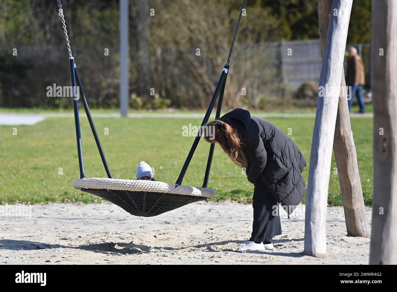 Junge Mutter mit einem kind auf einem Spielplatz. *** Giovane madre con un bambino in un parco giochi Foto Stock