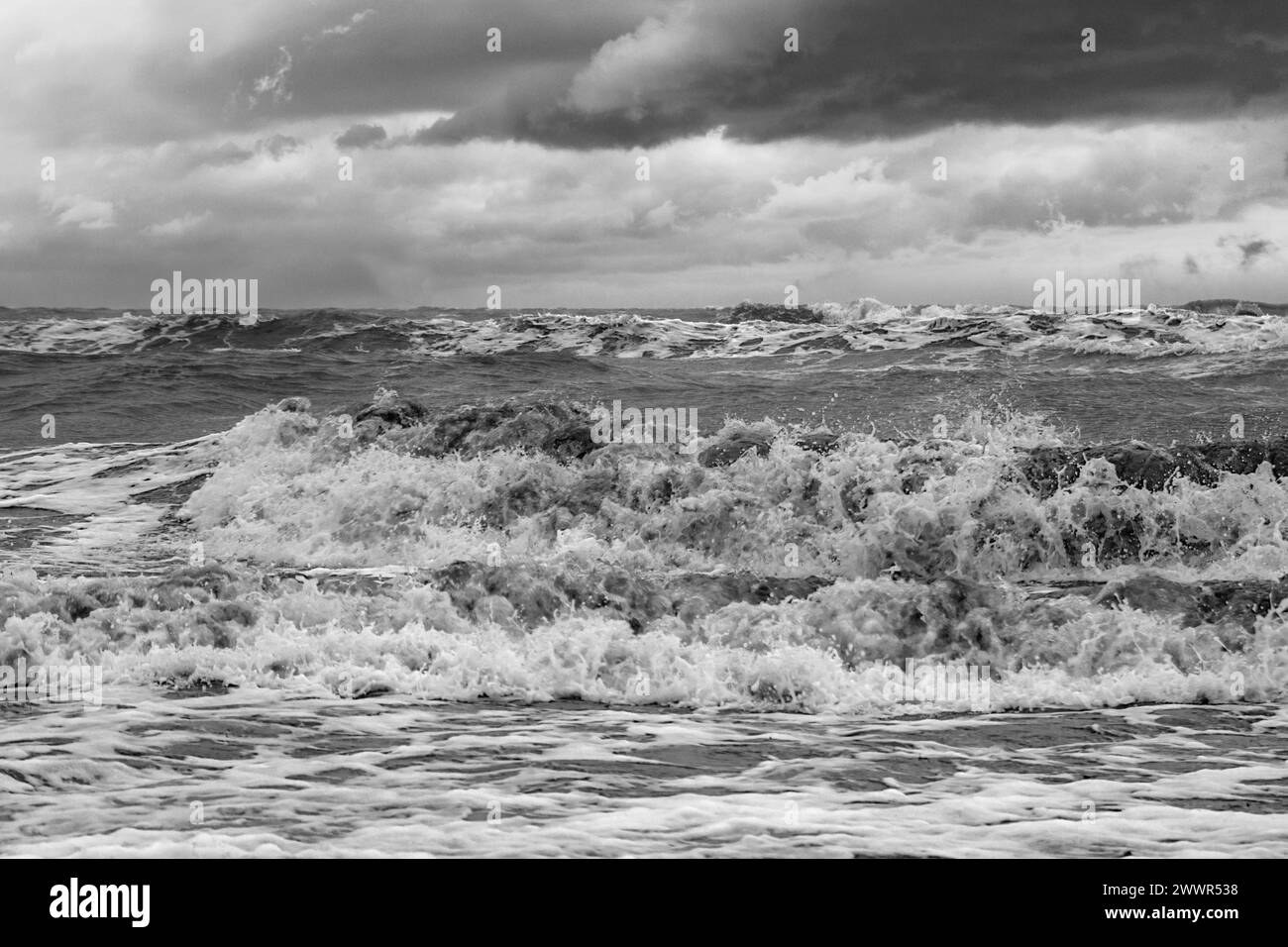 Giornata tempestosa sulla costa dell'isola di Falster in Danimarca Foto Stock