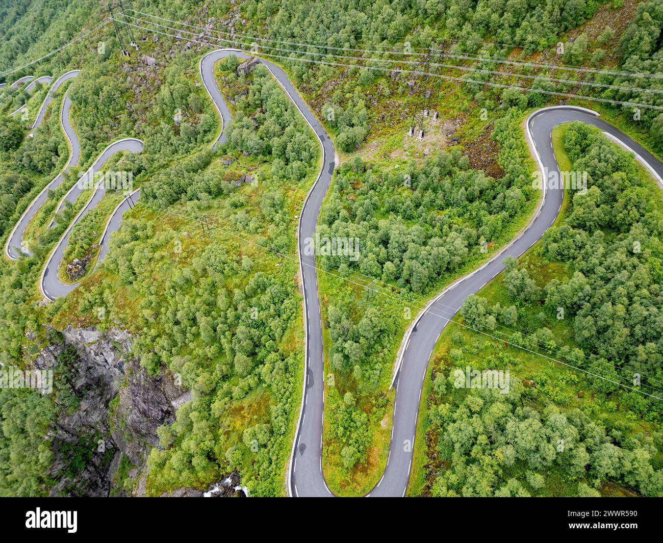 Curve a S su una strada di montagna in Norvegia Foto Stock