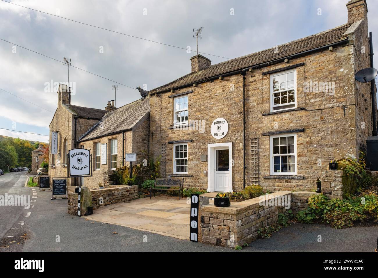Negozio di lana Swaledale nel villaggio nello Yorkshire Dales National Park. Muker, Swaledale, North Yorkshire, Inghilterra, Regno Unito, Regno Unito Foto Stock