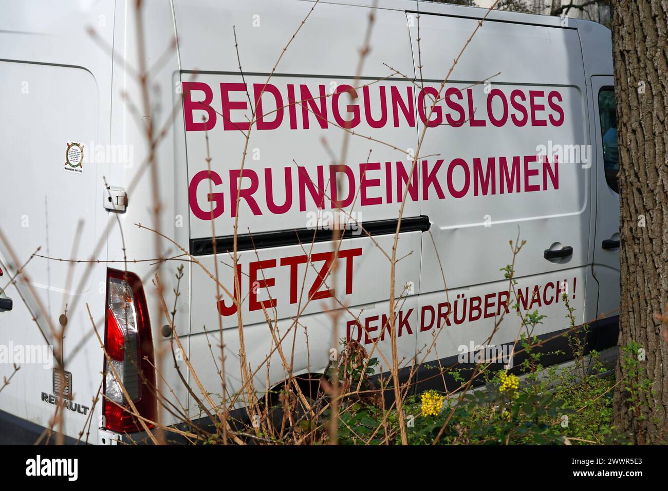 Ein Kleinlaster aus Oldenburg Niedersachsen wirbt für ein Bedingungsloses Grundeinkommen jetzt. Hier Parkt er am Straßenrand im Bremer Geteviertel. *** Un piccolo camion di Oldenburg, nella bassa Sassonia, sta ora promuovendo un reddito di base incondizionato qui è parcheggiato sul ciglio della strada nel quartiere Bremens Geteviertel Foto Stock