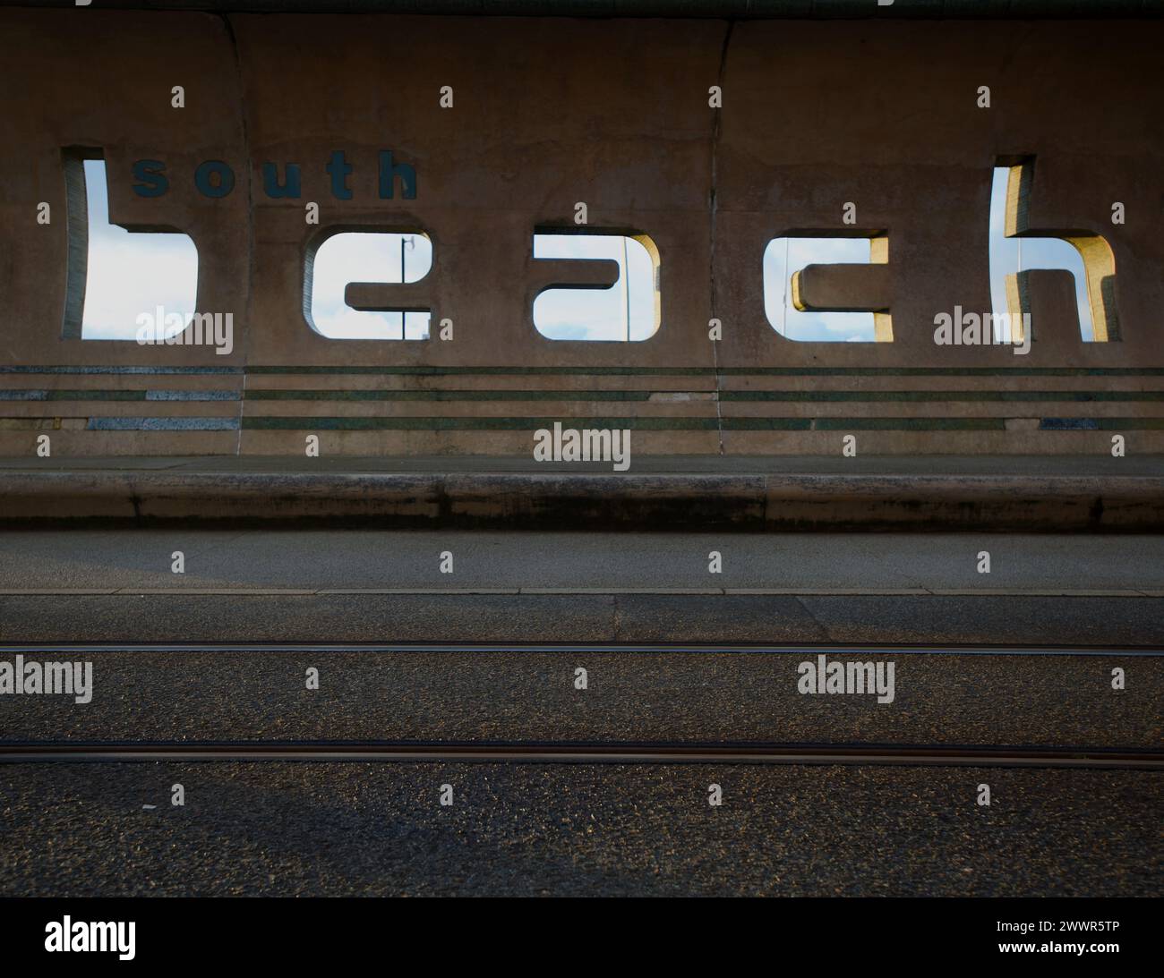 Cartello artistico sulla spiaggia, South shore, Blackpool, Lancashire, Regno Unito Foto Stock