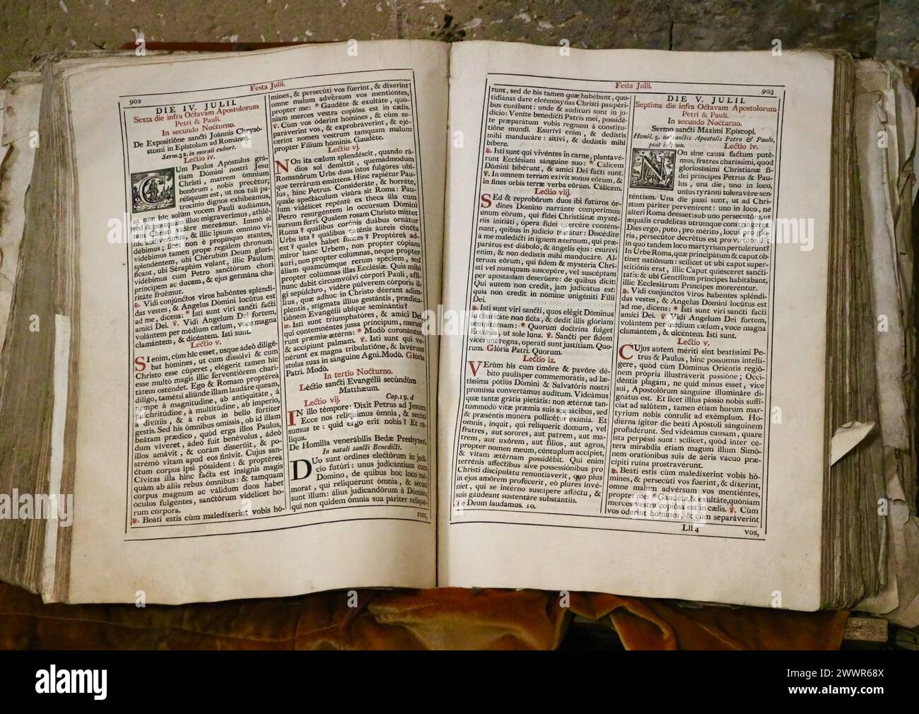 Pagine storiche a libro aperto scritte in latino in mostra nella Colegiata della chiesa di San Miguel Aguilar de Campoo Palencia Castiglia e Leon Spagna Foto Stock