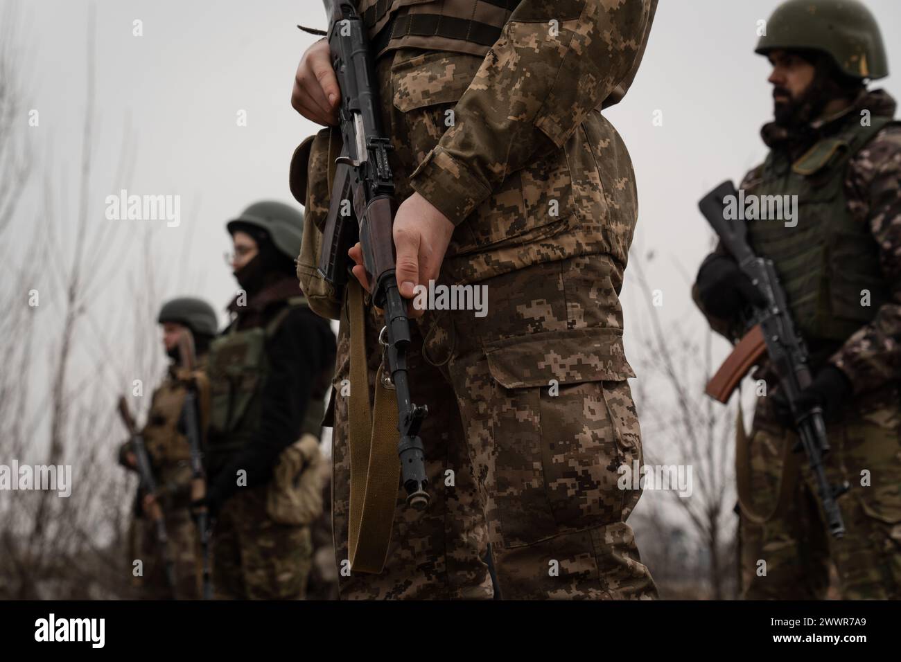 15 marzo 2024, Kiev, Ucraina: I tirocinanti tengono il loro fucile in un addestramento organizzato dalla terza brigata d'assalto separata nella regione di Kiev. L'Ucraina sta affrontando una carenza di munizioni e di personale militare. Oltre a una legge più severa sulla mobilitazione, alcune brigate del paese hanno scelto un approccio più incoraggiante per reclutare persone senza precedenti esperienze militari per unirsi all'esercito. La terza brigata d'assalto separata offre un corso di addestramento gratuito di 7 giorni che consente ai partecipanti di avere un assaggio di addestramento militare, consentendo loro di trovare il loro posto nell'esercito secondo la Foto Stock 15 marzo 2024, Kiev, Ucraina: I tirocinanti tengono il loro fucile in un addestramento organizzato dalla terza brigata d'assalto separata nella regione di Kiev. L'Ucraina sta affrontando una carenza di munizioni e di personale militare. Oltre a una legge più severa sulla mobilitazione, alcune brigate del paese hanno scelto un approccio più incoraggiante per reclutare persone senza precedenti esperienze militari per unirsi all'esercito. La terza brigata d'assalto separata offre un corso di addestramento gratuito di 7 giorni che consente ai partecipanti di avere un assaggio di addestramento militare, consentendo loro di trovare il loro posto nell'esercito secondo la Foto Stock