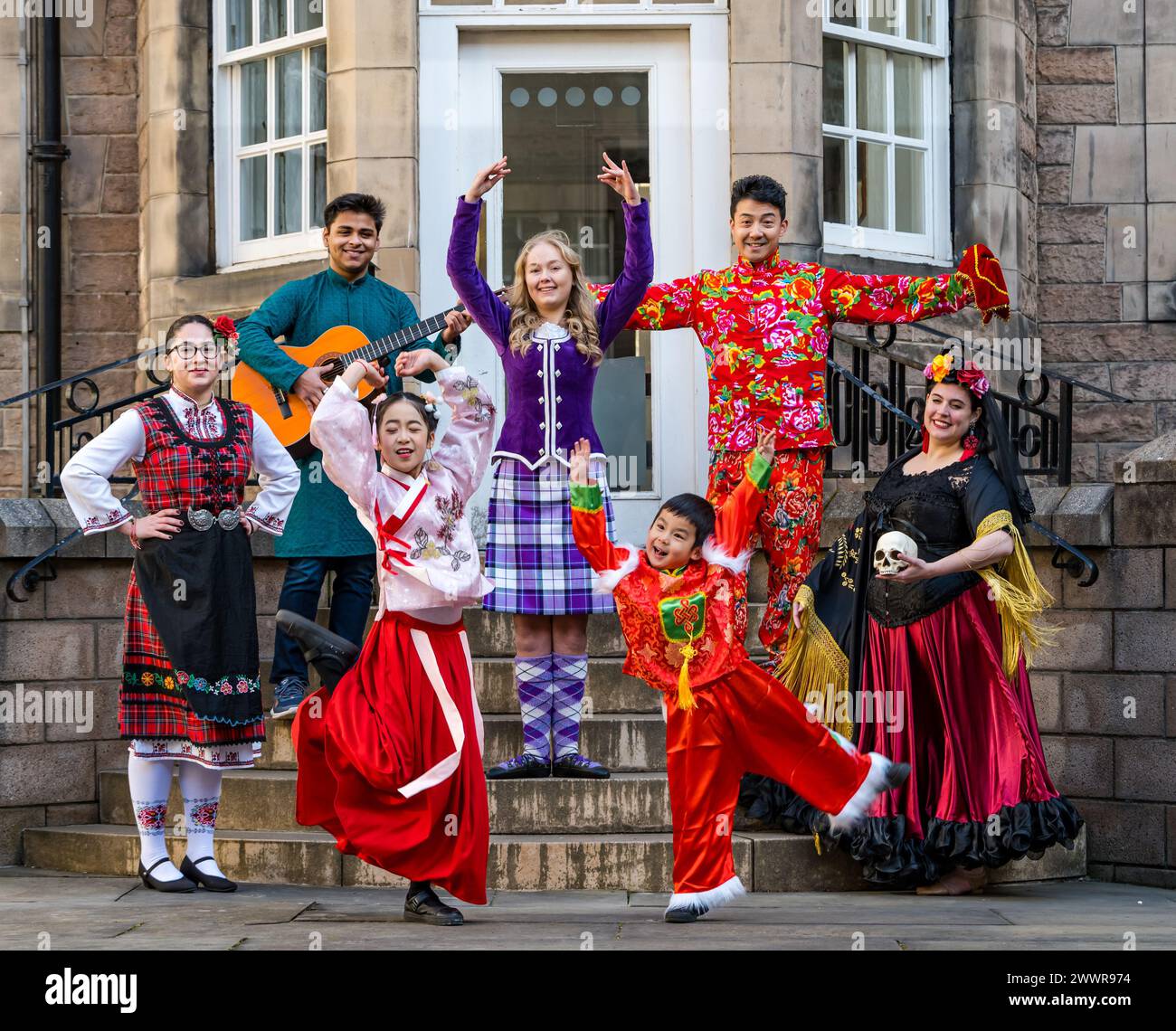 I ballerini tradizionali in costume nazionale lanciano il Pomegranates Festival, Edimburgo, Scozia, Regno Unito Foto Stock