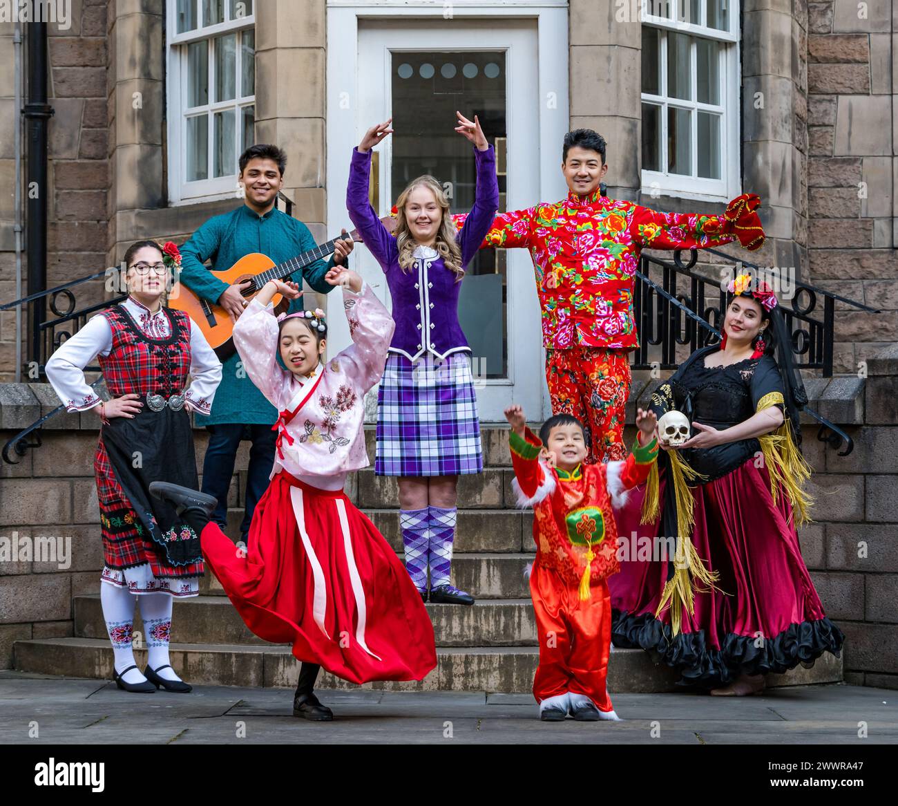 I ballerini tradizionali in costume nazionale lanciano il Pomegranates Festival, Edimburgo, Scozia, Regno Unito Foto Stock