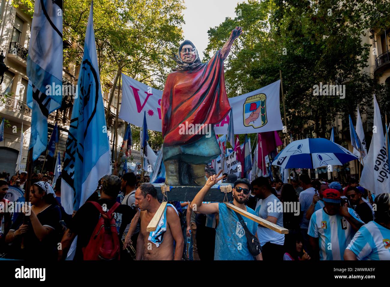 Buenos Aires, Buenos Aires, Argentina. 31 dicembre 2013. 24 marzo 2024 - Buenos Aires, Argentina - .Un gruppo di manifestanti che trasportano una statua di Hebe de Bonafini, uno dei fondatori di ''Madres de Plaza de Mayo''.nel 46° anniversario del colpo di Stato militare del 1976, l'Argentina si ferma a ricordare e a riflettere su uno dei capitoli più bui della sua storia, onorando i scomparsi e riaffermando il suo impegno per la verità, la giustizia e la memoria. (Credit Image: © Maximiliano Ramos/ZUMA Press Wire) SOLO PER USO EDITORIALE! Non per USO commerciale! Foto Stock