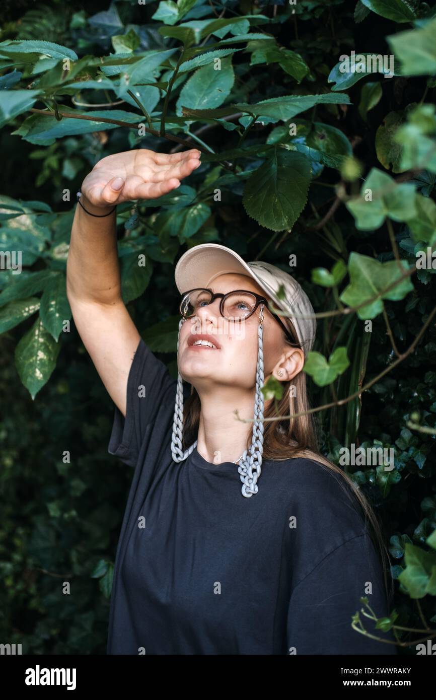 Giovane donna che esplora il verde urbano. Natura urbana e ambiente Foto Stock