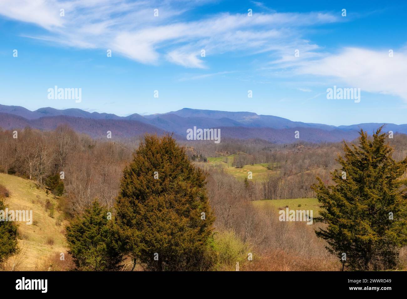 Distanza monti Appalachi con colline ondulate in primo piano nella Virginia rurale, Stati Uniti. Foto Stock