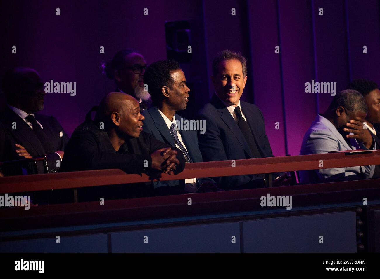 Washington, Stati Uniti. 24 marzo 2024. Dave Chappelle, Chris Rock e Jerry Seinfeld guardano lo spettacolo durante il 25° Annual Kennedy Center Mark Twain Prize for American Humor - Red Carpet and Show il 24 marzo 2024. (Foto di Scott Suchman/The Kennedy Center via Credit: SIPA USA/Alamy Live News Foto Stock