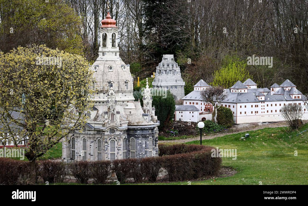 In zwei Stunden um die Welt Eine Weltreise in zwei Stunden lässt sich wieder ab Gründonnerstag in der Miniwelt im sächsischen Lichtenstein erleben.bis die Sehenswürdigkeiten betrachtenswert sind gibt es noch etwas Arbeit. über 100 nationale und internationale Sehenswürdigkeiten unserer Weltkugel sind auf 4,5 Hektar zu erleben. Alle im Maßstab 1:25 erbaut und daher wunderbar direkt untereinander vergleichbar. Die Dresdner Frauenkirche foto mit einer Höhe von 3,72 Metern überragt zum Beispiel den Schiefen Turm zu Pisa 2,19 Meter und das Voelkerschlachtdenkmal a Lipsia 3,45 metri. Weithin Foto Stock