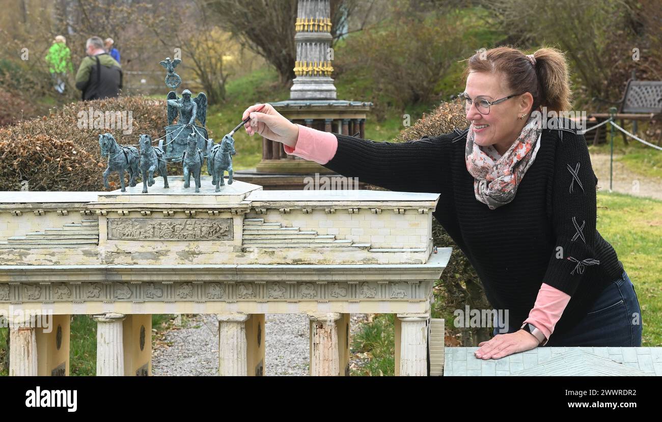 In zwei Stunden um die Welt Eine Weltreise in zwei Stunden lässt sich wieder ab Gründonnerstag in der Miniwelt im sächsischen Lichtenstein erleben.bis die Sehenswürdigkeiten betrachtenswert sind gibt es noch etwas Arbeit. über 100 nationale und internationale Sehenswürdigkeiten unserer Weltkugel sind auf 4,5 Hektar zu erleben. Alle im Maßstab 1:25 erbaut und daher wunderbar direkt untereinander vergleichbar. Die Dresdner Frauenkirche mit einer Höhe von 3,72 Metern überragt zum Beispiel den Schiefen Turm zu Pisa 2,19 Meter und das Voelkerschlachtdenkmal a Lipsia 3,45 metri. Weithin sicht Foto Stock