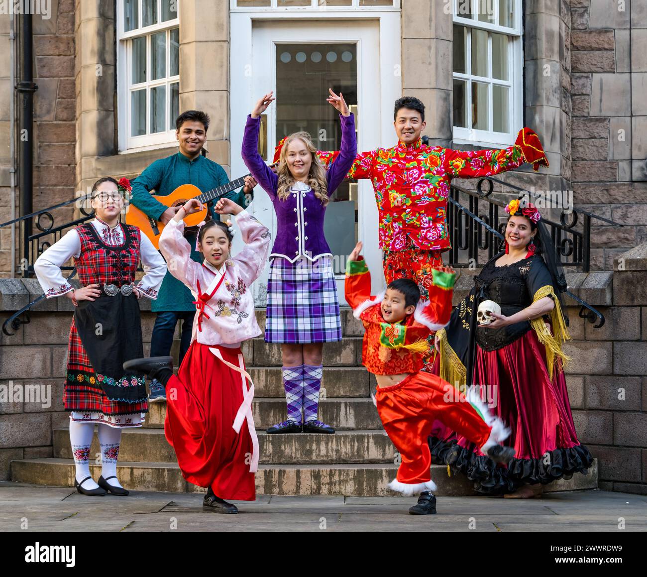 I ballerini tradizionali in costume nazionale lanciano il Pomegranates Festival, Edimburgo, Scozia, Regno Unito Foto Stock