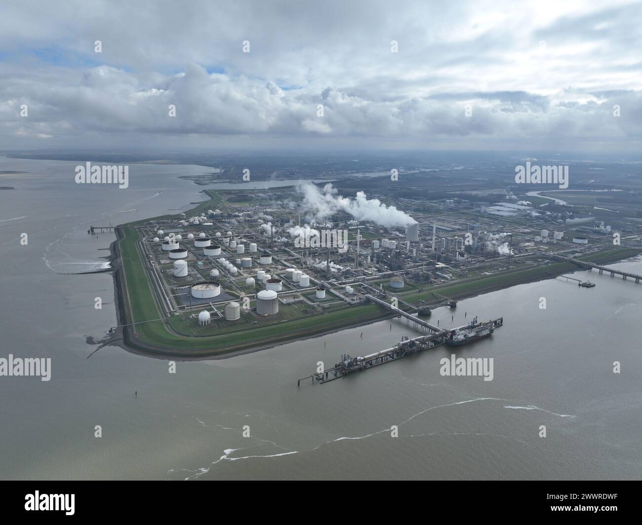 Vista aerea con droni su uno dei più grandi gruppi chimici dell'Europa nordoccidentale, il parco chimico Dow a terneuzen e gli impianti dell'industria chimica Foto Stock