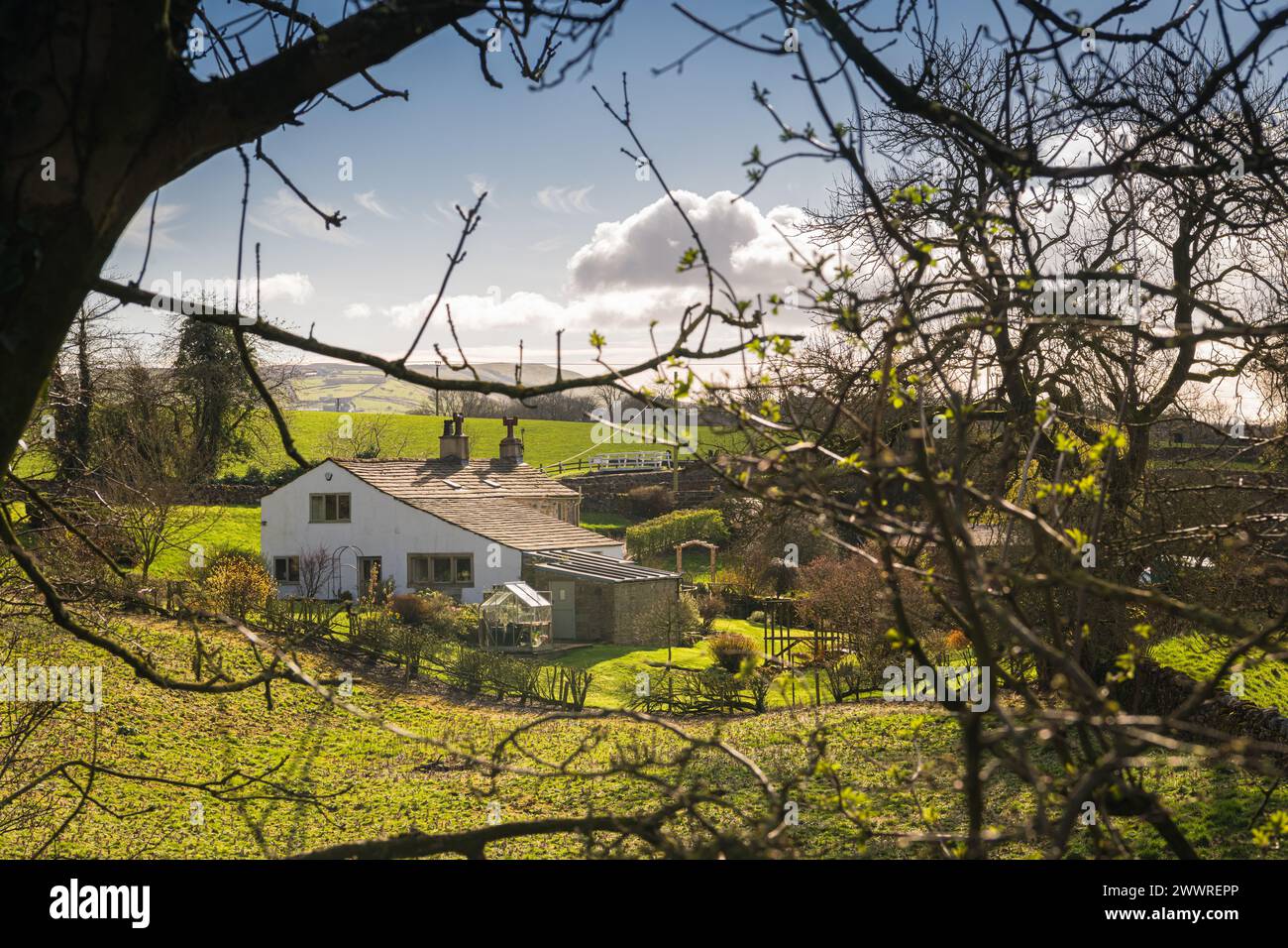 Un'immagine primaverile HDR del Greenberfield Cottage vicino al canale di Leeds e Liverpool a Barnoldswick, Lancashire. Punto più alto del canale. 24 marzo Foto Stock