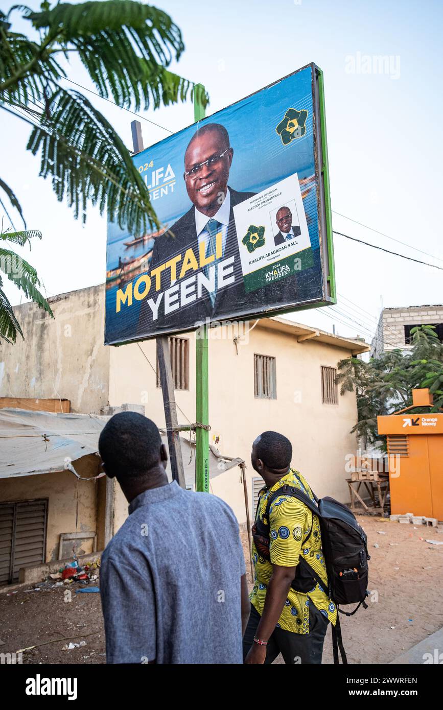 Dakar, Senegal. 22 marzo 2024. © Nicolas Remene/le Pictorium/MAXPPP - Dakar 22/03/2024 Nicolas Remene/le Pictorium - 22/03/2024 - Senegal/Senegal/Dakar - Une affiche de campagne electorale du candidat Khalifa Sall, ancien maire de Dakar, le 22 mars 2024 dans le quartier de Ouakam a Dakar. - Valeurs ACtuelles Out, RUSSIA OUT, NO RUSSIA #norussia/22/03/2024 - Senegal/Senegal/Dakar - un manifesto elettorale del candidato Khalifa Sall, ex sindaco di Dakar, il 22 marzo 2024 nel distretto di Ouakam di Dakar. Crediti: MAXPPP/Alamy Live News Foto Stock