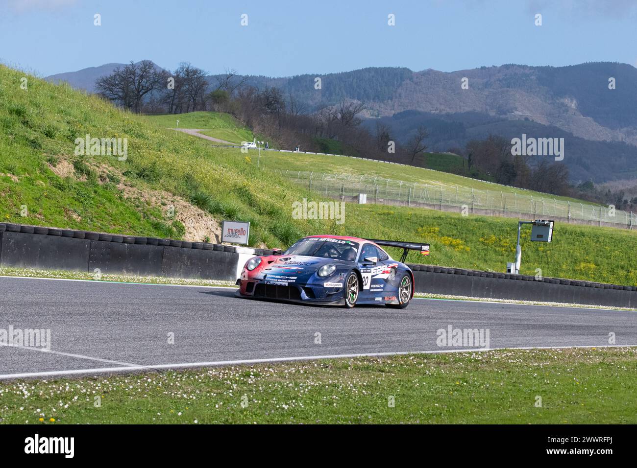 Circuito del Mugello, Italia 24/03/2024 - 12h Mugello, serie 24H. Gara parte 2. Porsche 911 GT3 R by E2P Racing in azione su pista. Foto: Fabio Pagani/Alamy Live News Foto Stock