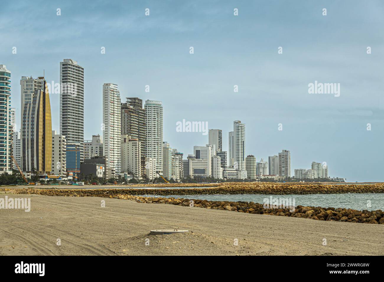 Cartagena, Colombia - 25 luglio 2023: Intera costa occidentale della penisola di Bocagrande con i suoi alti e moderni edifici sotto il paesaggio blu. Spiaggia sabbiosa divisa Foto Stock