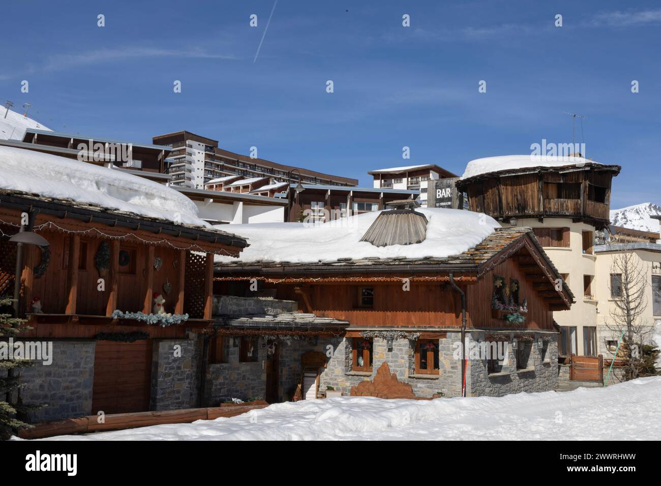 Un mix di stili architettonici di epoche diverse nel quartiere Lac di Tignes, una stazione sciistica nelle Alpi francesi. Foto Stock